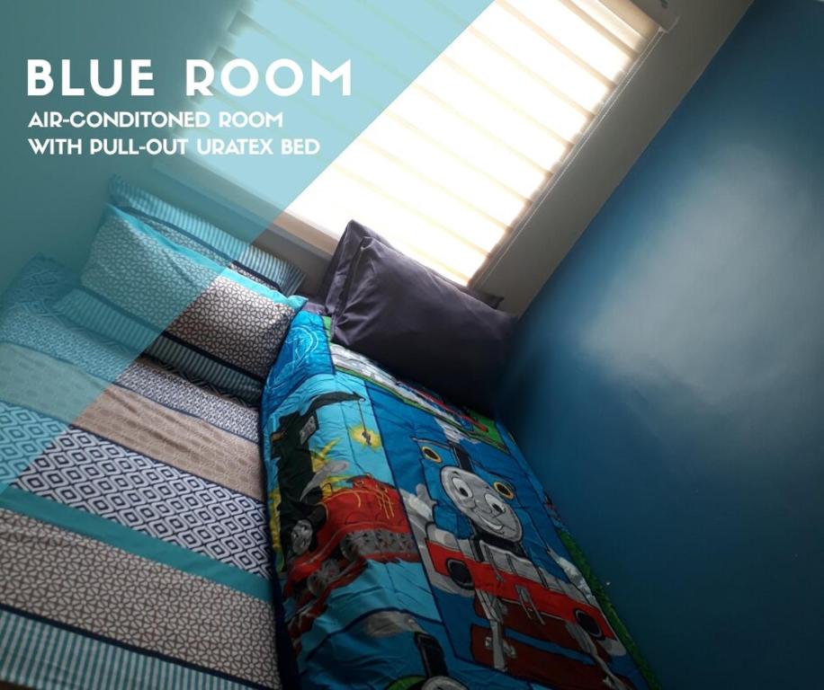 Tempat tidur dalam kamar di JDSD Properties One Spatial Condominium unli WIFI