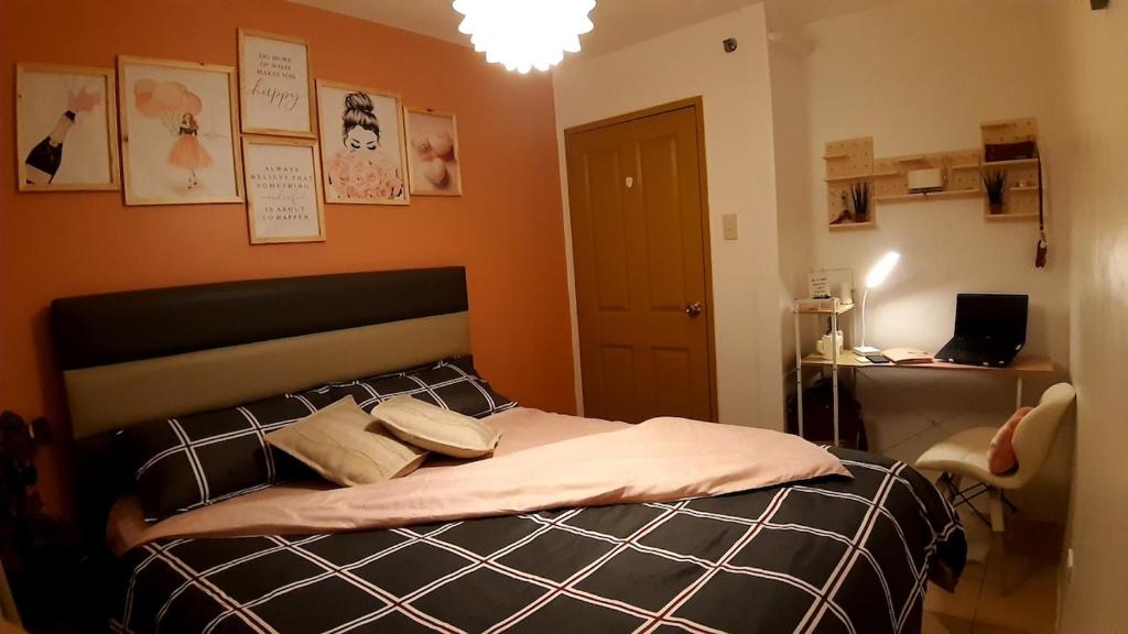 Tempat tidur dalam kamar di JDSD Properties One Spatial Condominium unli WIFI