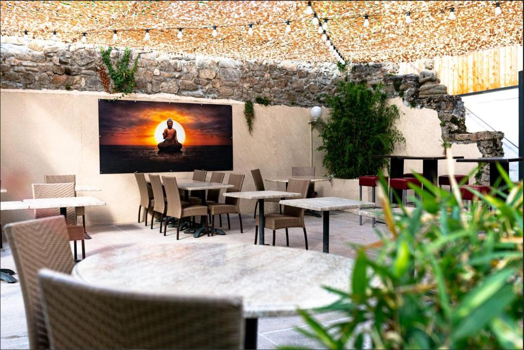 Posezení v ubytování Brit Hotel Confort Auclair