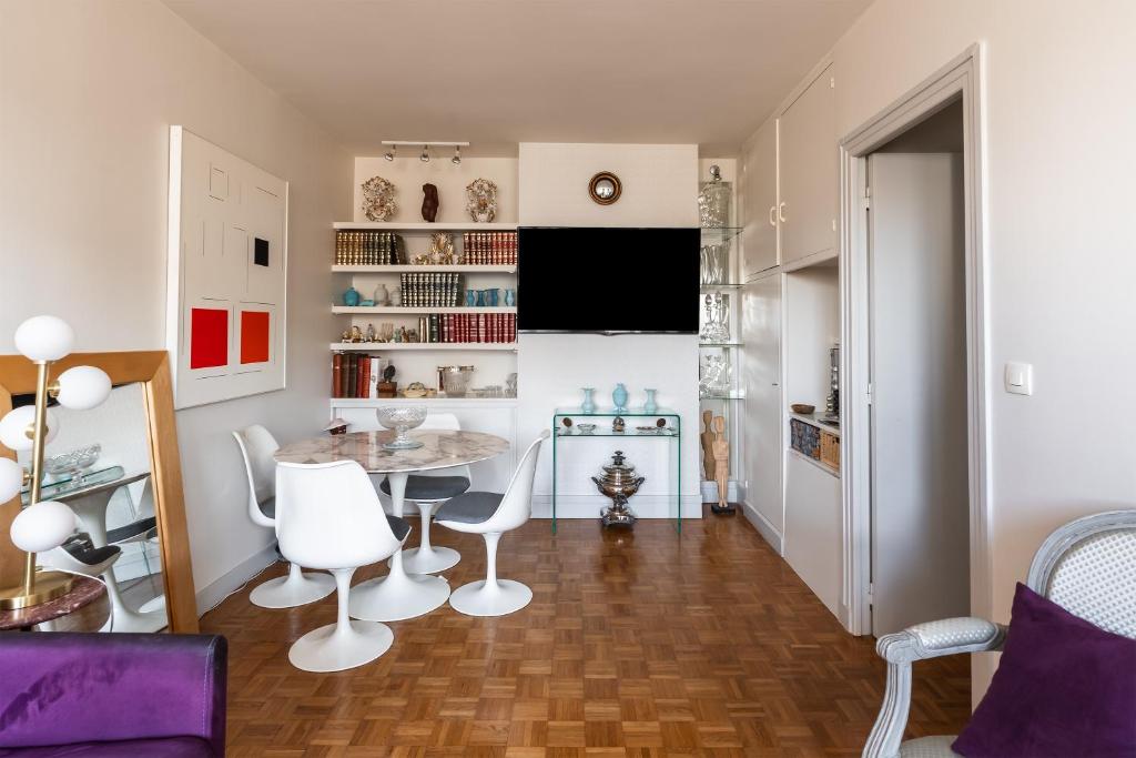 un salon avec une table et des chaises dans l'établissement Cyril - Appt au coeur du 15eme arrondissement, à Paris