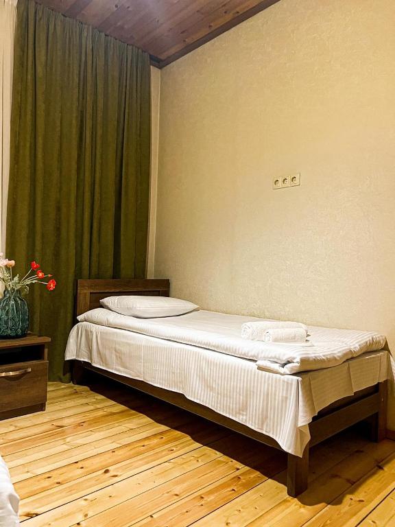 Letto o letti in una camera di Mestia Rooms