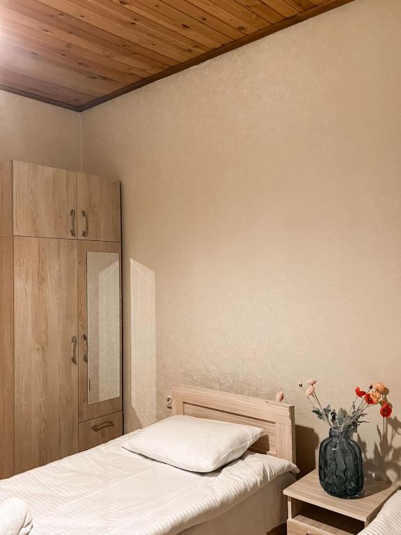 Letto o letti in una camera di Mestia Rooms