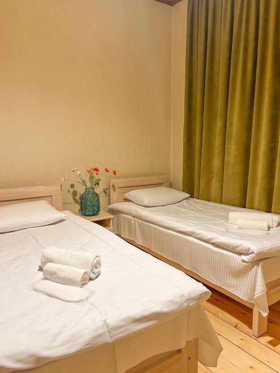 Letto o letti in una camera di Mestia Rooms