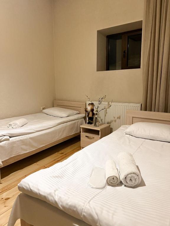 Letto o letti in una camera di Mestia Rooms