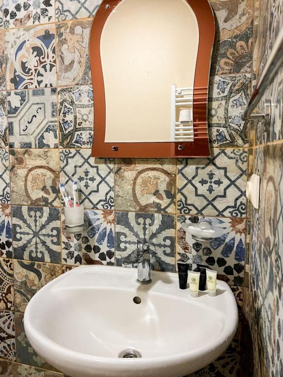 un bagno con lavandino e specchio di Mestia Rooms a Mestia