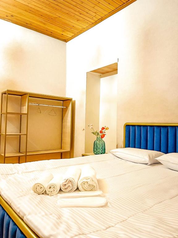 una camera da letto con un letto con asciugamani sopra di Mestia Rooms a Mestia