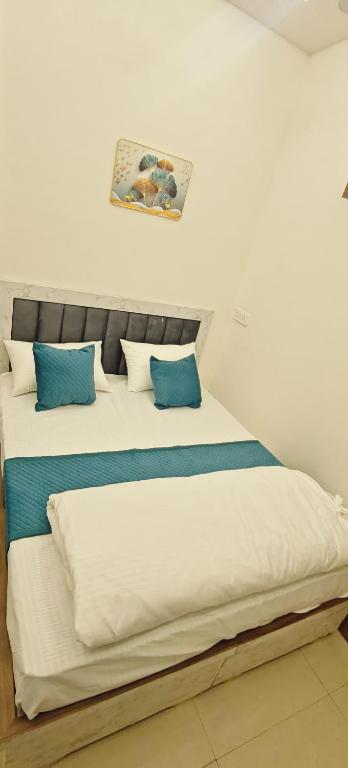 Postel nebo postele na pokoji v ubytování Hotel Rohit ,Agra cantt Railway station