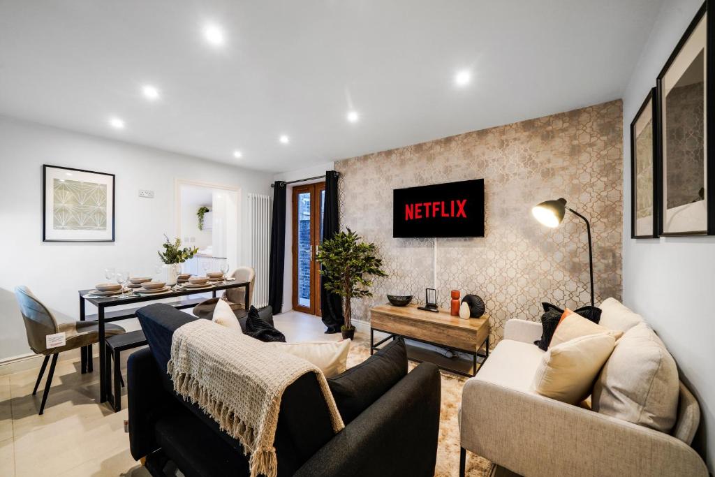 ロンドンにあるTrendy 2 Bed in Maida Vale with Private Gardenのソファとテーブルのあるリビングルーム