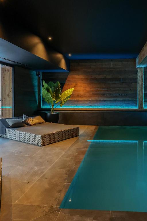 Domaine de Montagne - Hôtel Chalet Frère Josephの敷地内または近くにあるプール