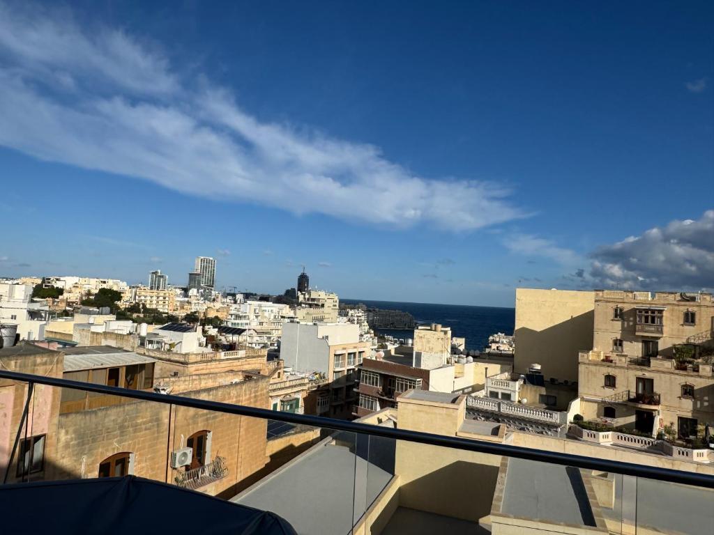 Vista generica su St Julian's o vista sulla città dall'interno dell'appartamento