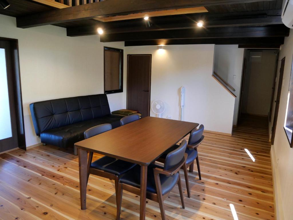 Posezení v ubytování 麻の宿 別館