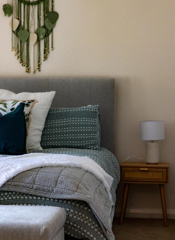 Ein Bett oder Betten in einem Zimmer der Unterkunft Five Pines Studio