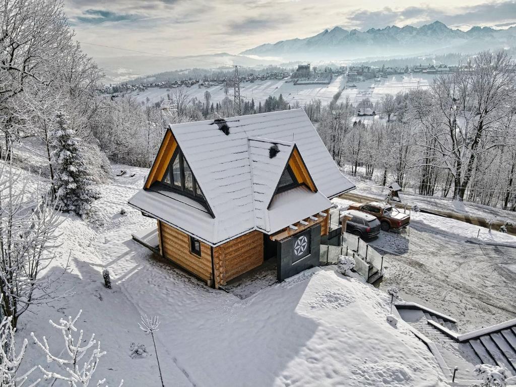 una vista aérea de una cabaña en la nieve en Malczykówka-luksusowy dom & SPA, z widokiem na Tatry, en Bukowina Tatrzańska