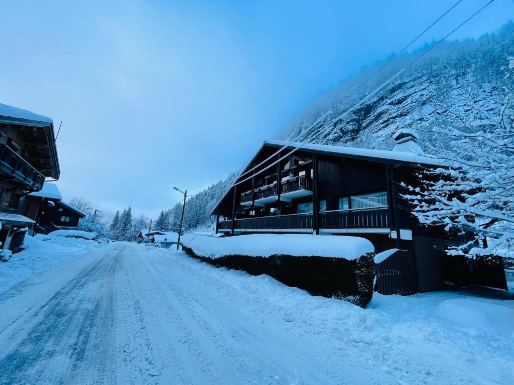 une route enneigée à côté d'un lodge dans l'établissement Alpine Serenity, à Morzine
