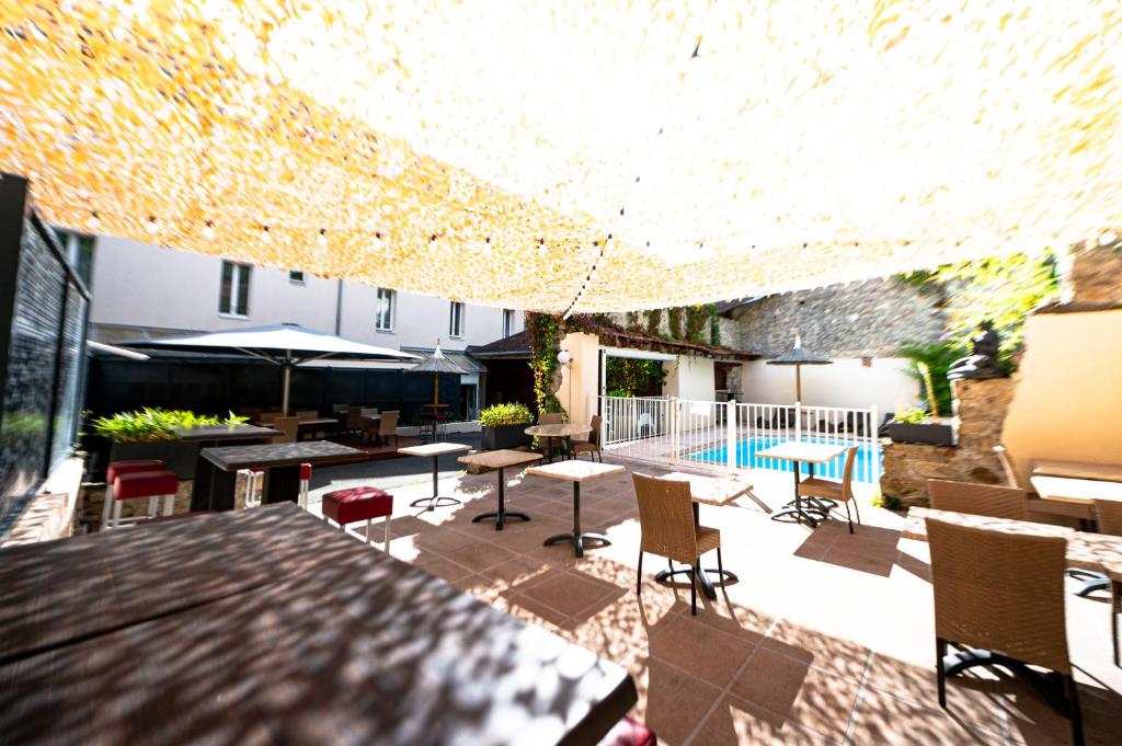 Bazén v ubytování Brit Hotel Confort Auclair nebo v jeho okolí