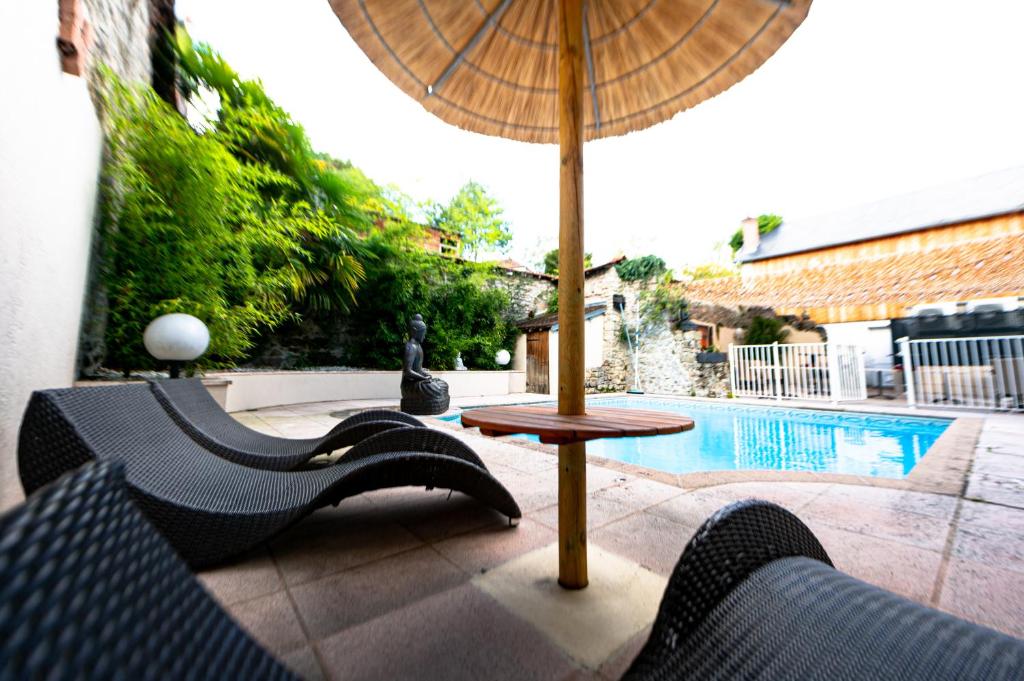 Bazén v ubytování Brit Hotel Confort Auclair nebo v jeho okolí