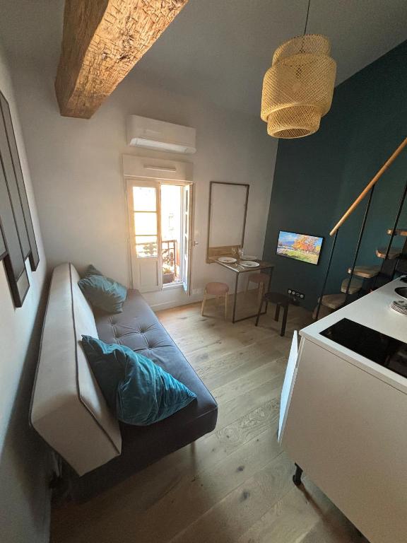 un salon avec un canapé et une table dans l'établissement Studio Halle au grains, à Toulouse