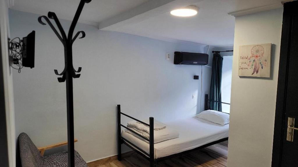 Postel nebo postele na pokoji v ubytování Byzanthin Hostel