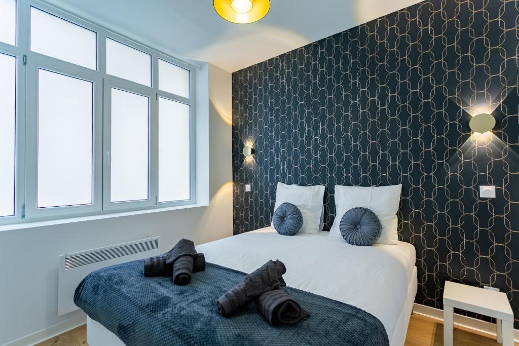 a bedroom with a bed with towels on it at Strasbourg Hyper centre in Strasbourg