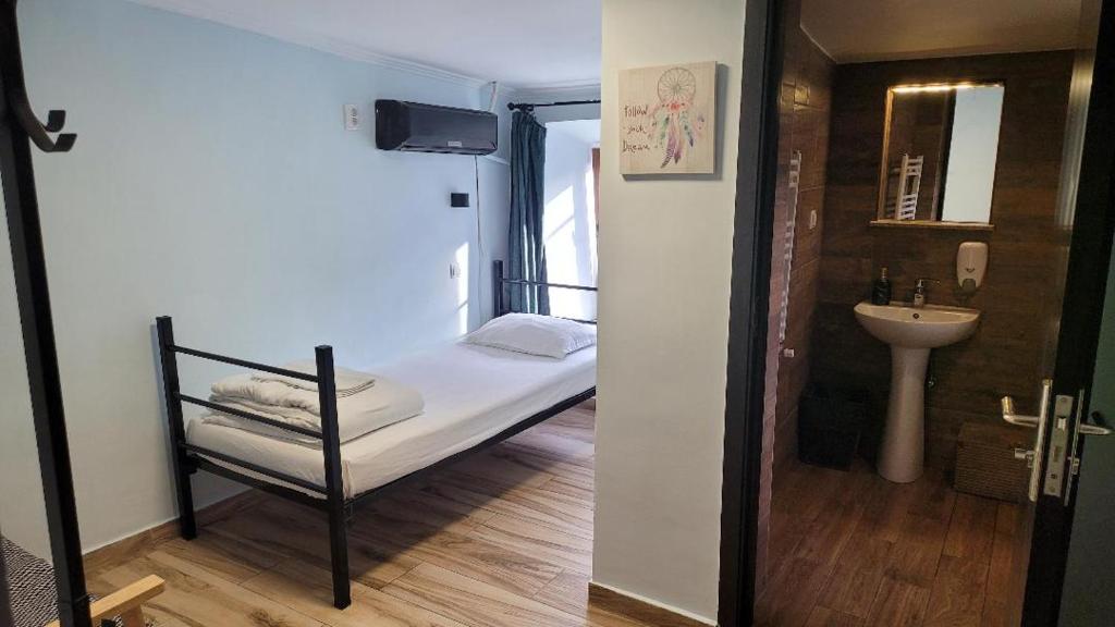 Postel nebo postele na pokoji v ubytování Byzanthin Hostel