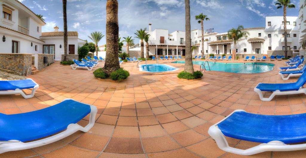 Bazén v ubytování Hotel Porfirio nebo v jeho okolí