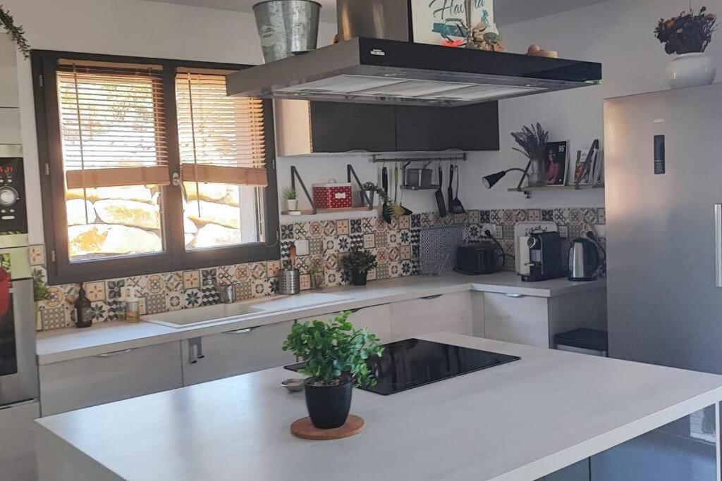 Kuchyň nebo kuchyňský kout v ubytování Maison avec vue sur forêt