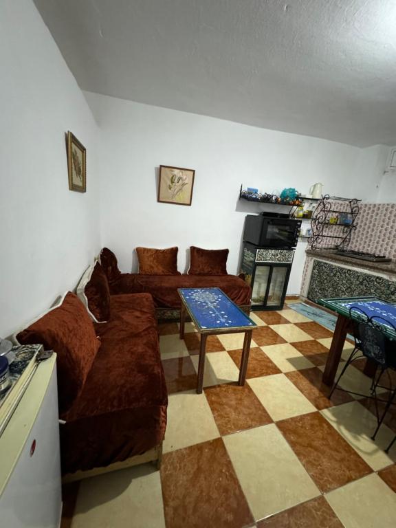 Una sala de estar con dos sofás y una mesa. en Bleu home, en Chefchaouen
