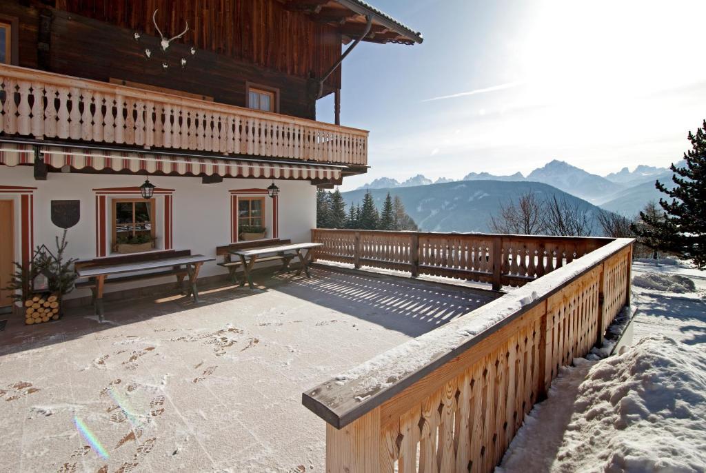 Nespecifikovaný výhled na hory nebo výhled na hory při pohledu z penzionu