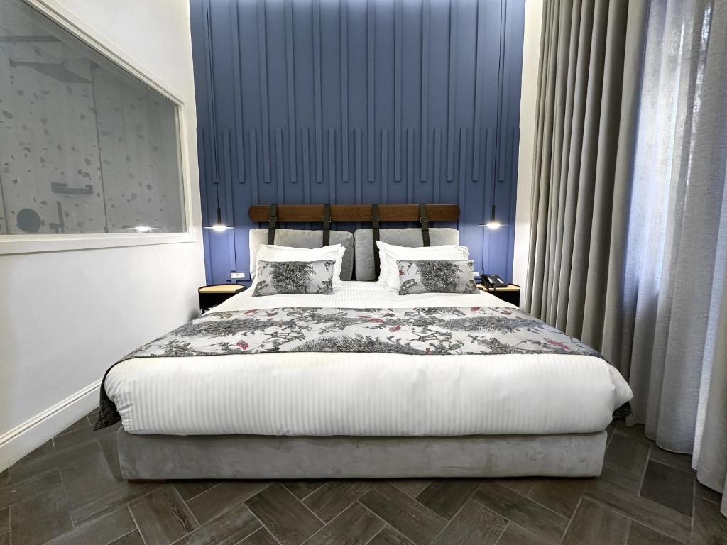 Postel nebo postele na pokoji v ubytování 10 Stories Hotel