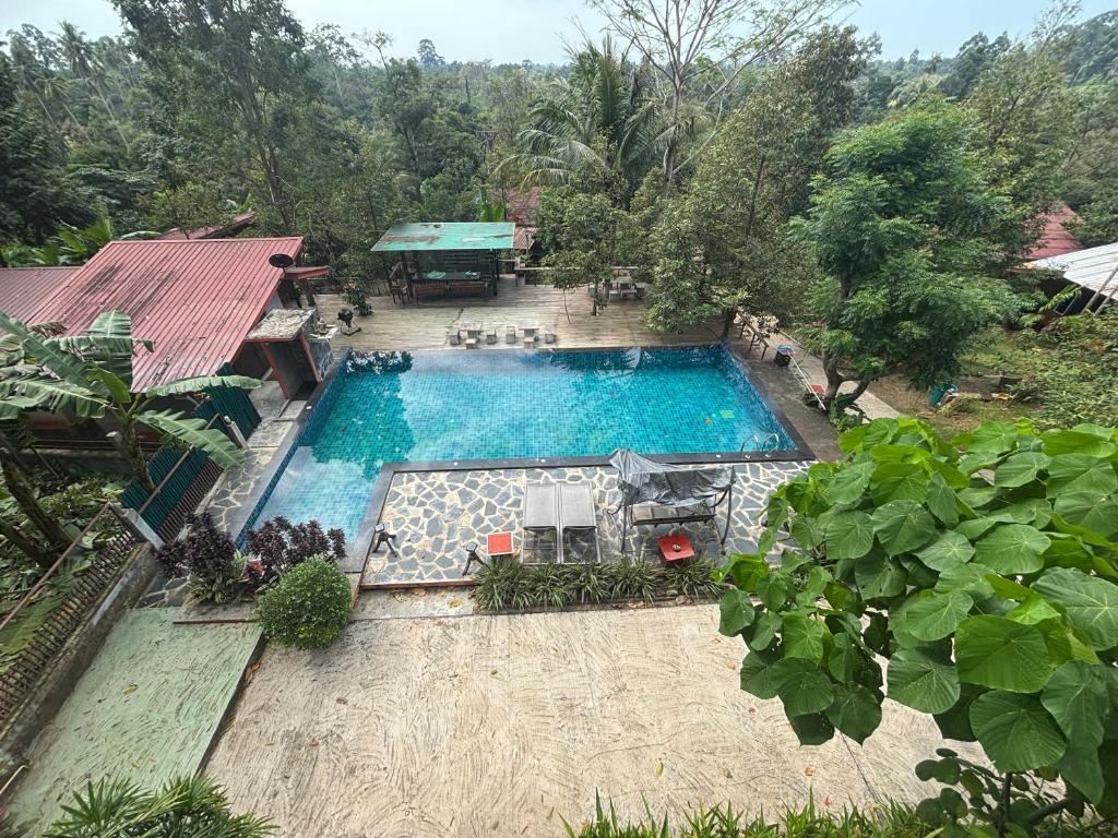 an overhead view of a swimming pool in a resort at ลาดวานร รีสอร์ท สมุย Laadwaanorn Resort Samui in Koh Samui