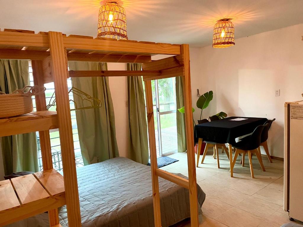 Postel nebo postele na pokoji v ubytování Cabaña frente a las dunas, a 5 minutos de Mundo Marino y Termas Marinas