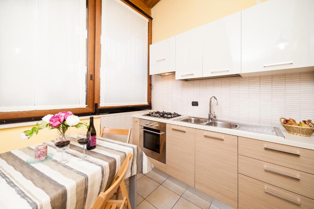 kuchnia ze stołem i zlewem w obiekcie B&B La Casa Di Plinio w mieście Pompeje