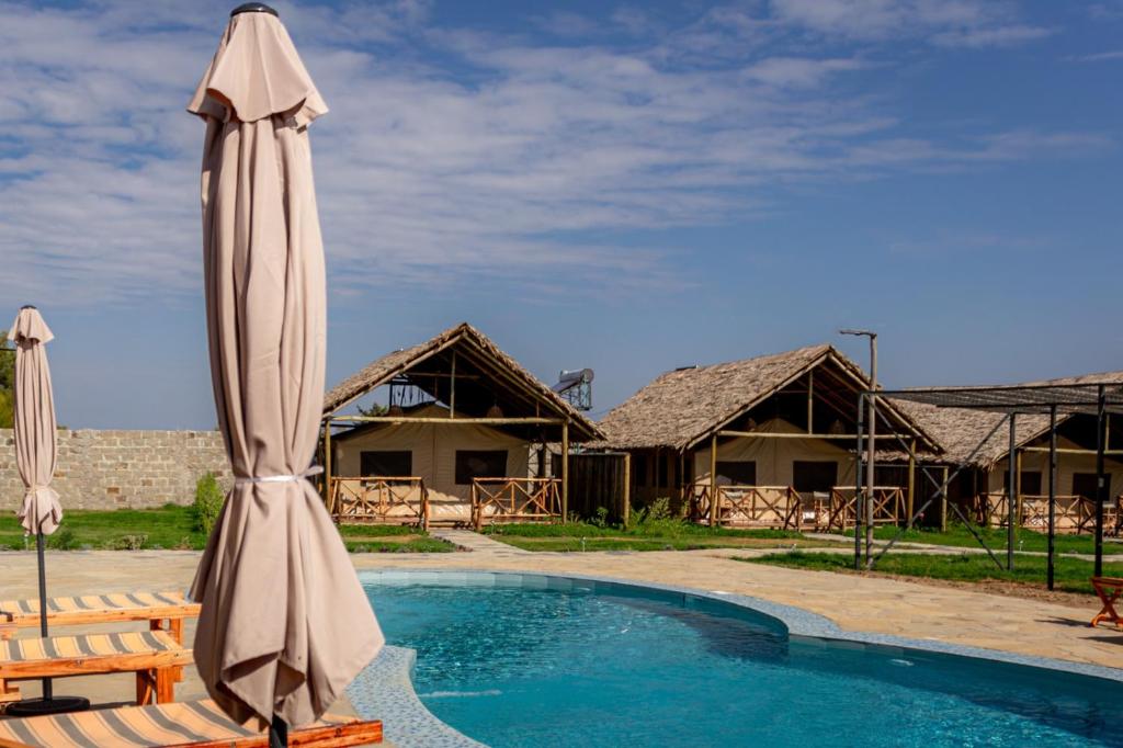 Bazén v ubytování Glamping Kenya Mount Kenya Lodge Nanyuki nebo v jeho okolí