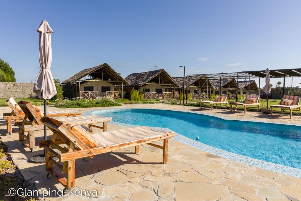 Bazén v ubytování Glamping Kenya Mount Kenya Lodge Nanyuki nebo v jeho okolí