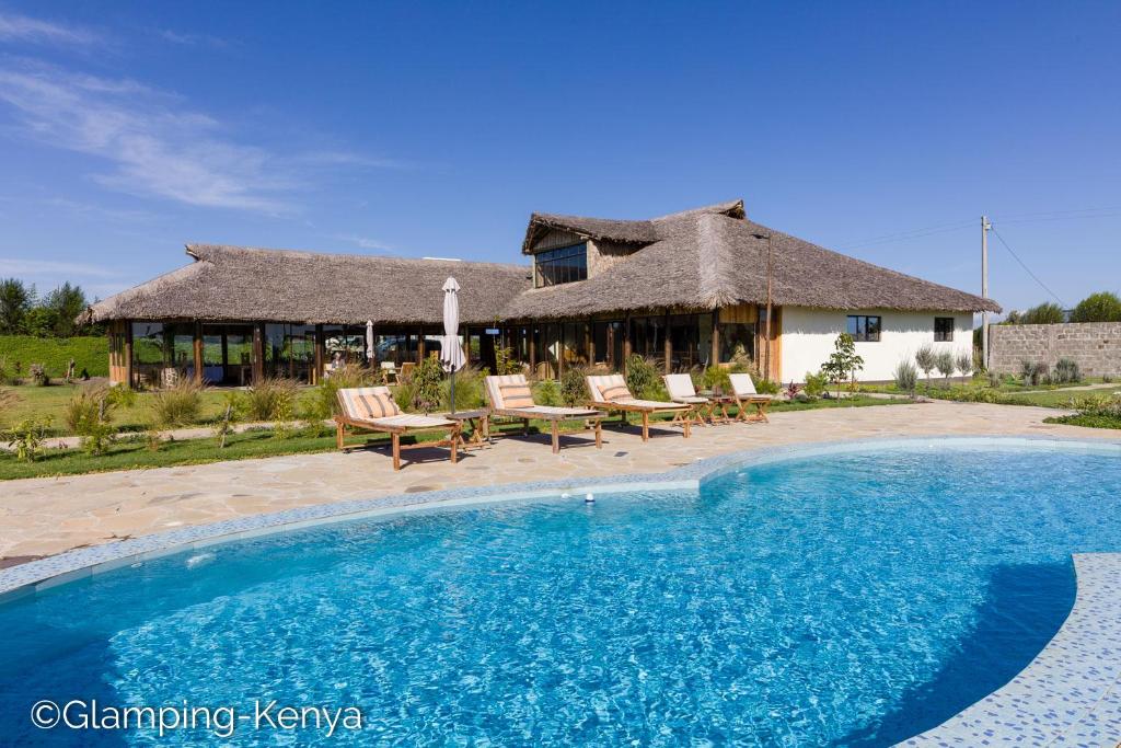 Bazén v ubytování Glamping Kenya Mount Kenya Lodge Nanyuki nebo v jeho okolí