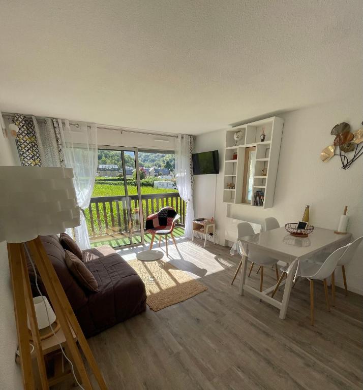 un salon avec un canapé et une table dans l'établissement Location Studio Cabine St Lary Soulan, à Saint-Lary-Soulan