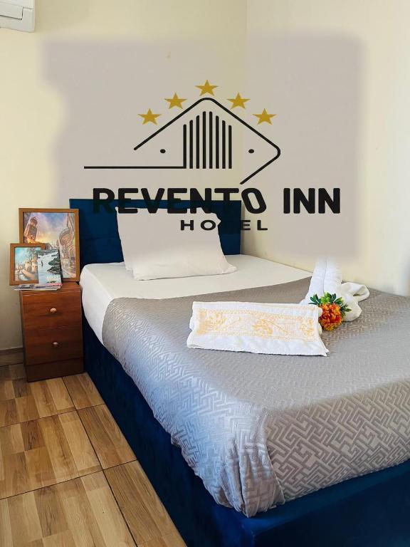 Postel nebo postele na pokoji v ubytování Revento DownTown Inn