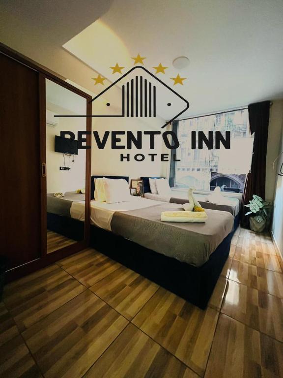 Postel nebo postele na pokoji v ubytování Revento DownTown Inn