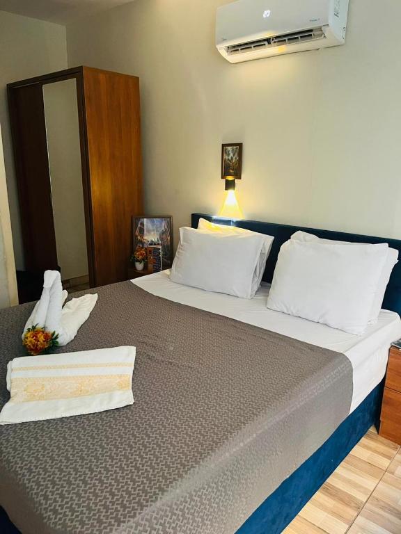 Postel nebo postele na pokoji v ubytování Revento DownTown Inn