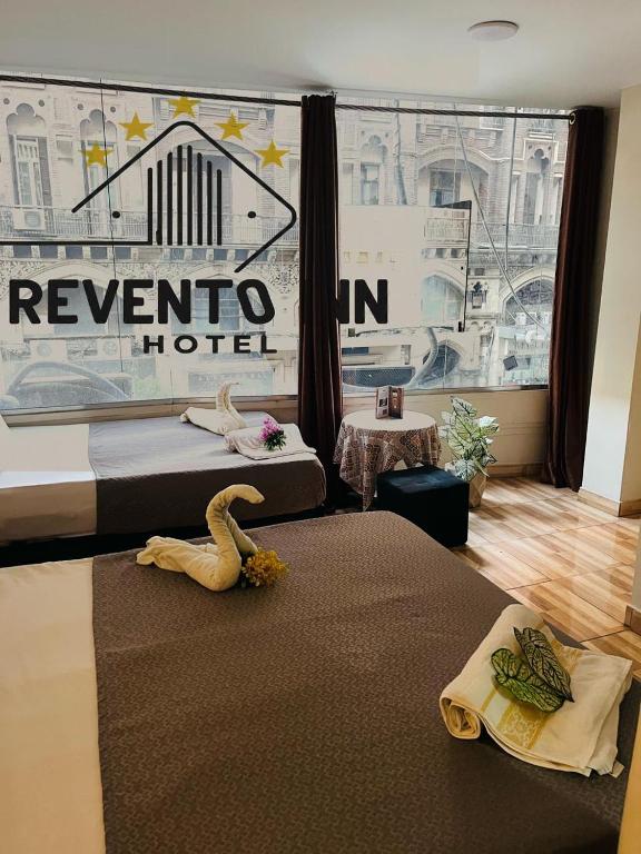 Postel nebo postele na pokoji v ubytování Revento DownTown Inn
