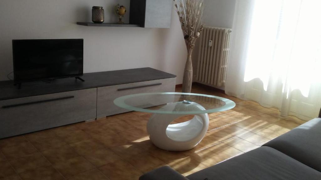 a living room with a coffee table and a tv at Novara Suite in Novara