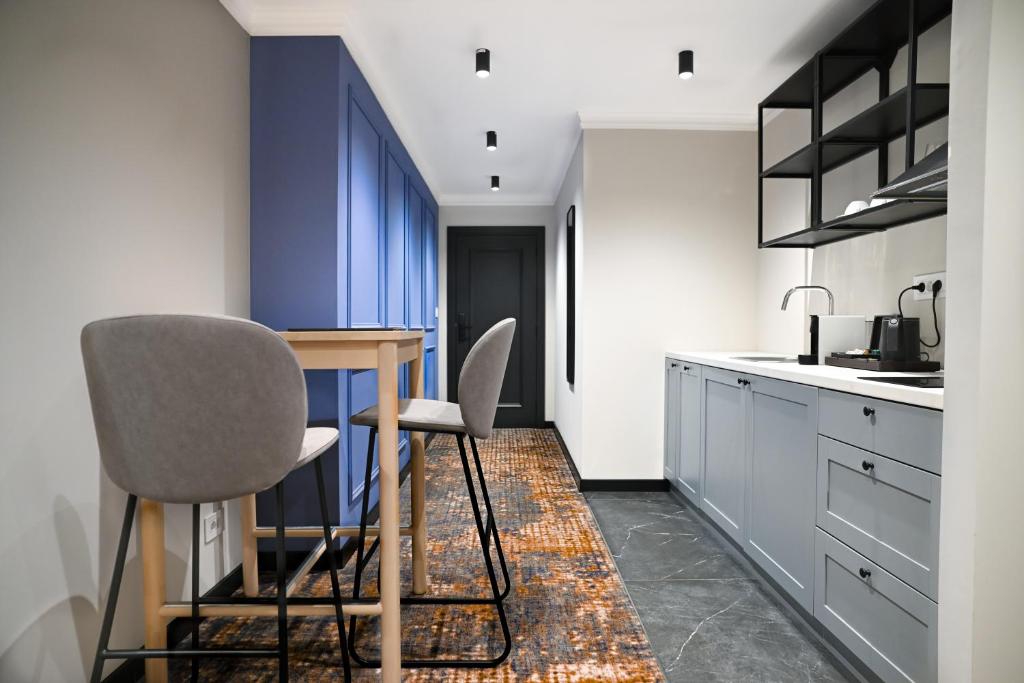 Kuchyň nebo kuchyňský kout v ubytování Black Gallo Residences