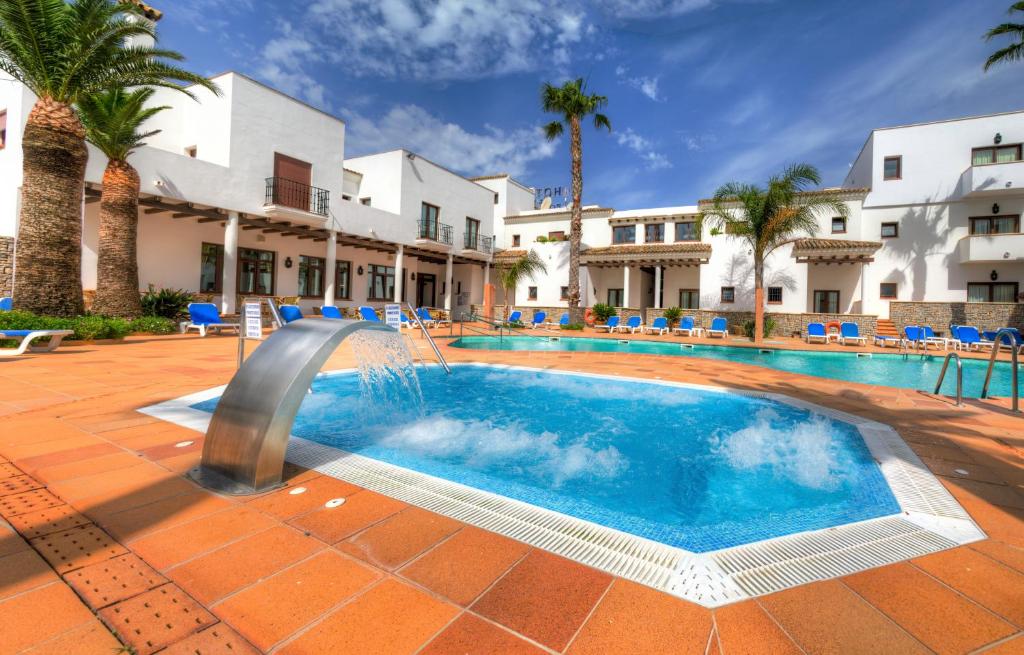 Bazén v ubytování Hotel Porfirio nebo v jeho okolí