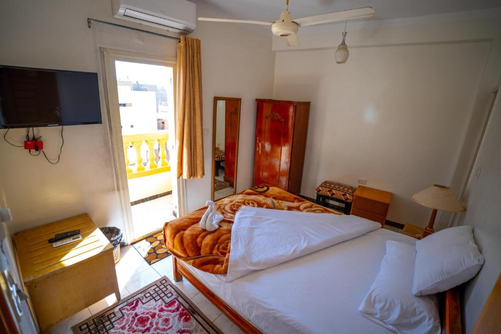 Postel nebo postele na pokoji v ubytování Venus Hotel Luxor 日本人 大歓迎