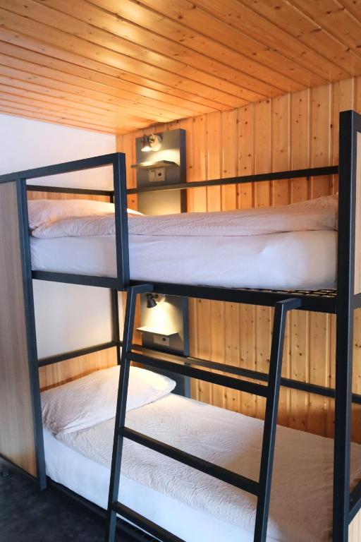 a bunk bed room with two bunk beds in a cabin at Eiger Lodge Easy in Grindelwald