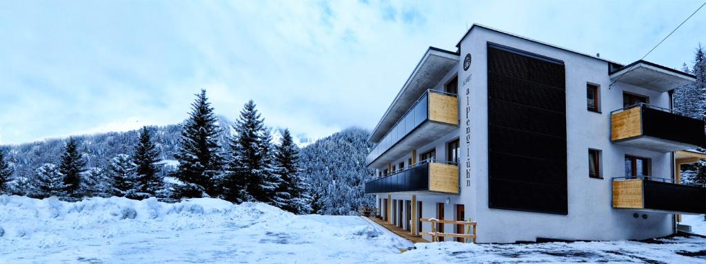 ein Gebäude im Schnee mit Bäumen im Hintergrund in der Unterkunft Apart Alpenglüh´n in Spiss