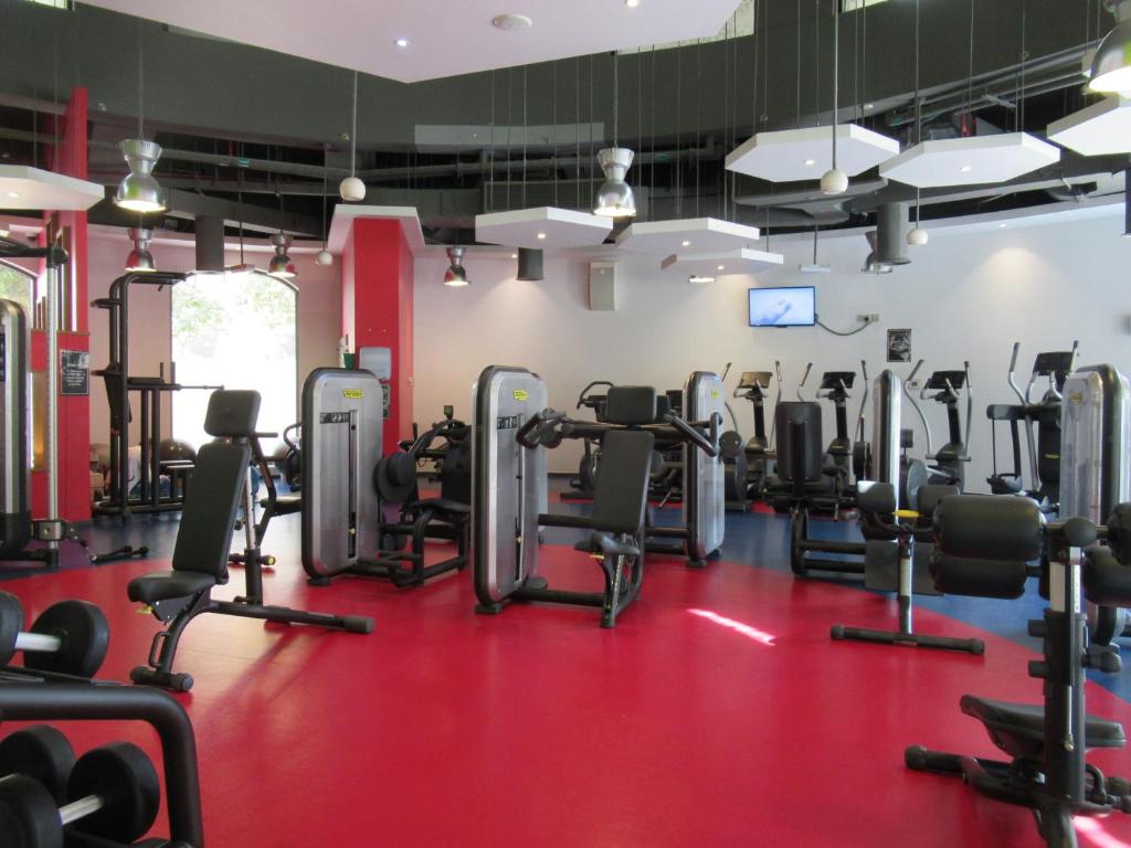 Fitness centrum a/nebo fitness zařízení v ubytování 3BR Apartment With Gorgeous Marina View on JBR Beach near Mall, Metro & Dubai Eye- By Sunkissed Holiday Homes
