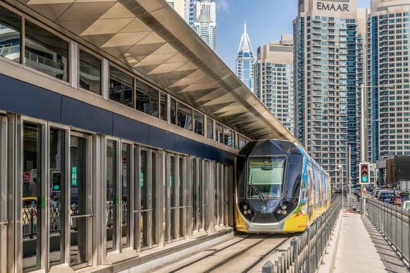Nespecifikovaný výhled na destinaci Dubaj nebo výhled na město při pohledu z apartmánu