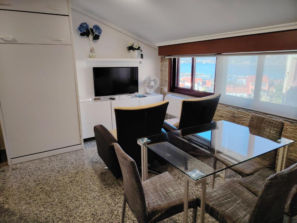 A television and/or entertainment centre at Ático tipo Loft centro de Mugardos