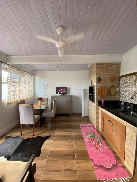 Køkken eller tekøkken på Casa de praia com piscina